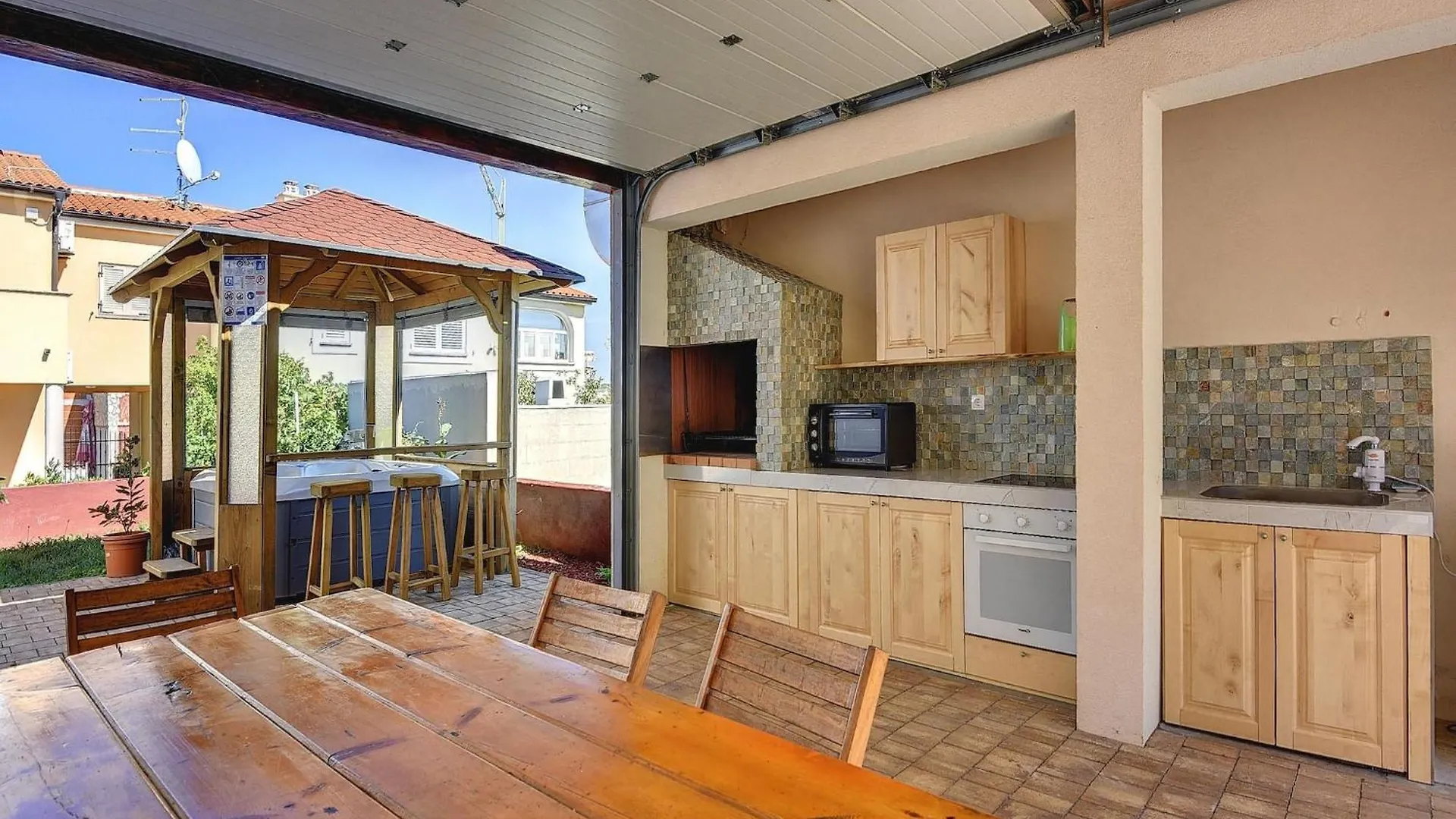 Holiday Home With Terrace And Outdoor Kitchen Medulin